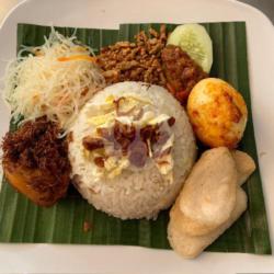 Nasi Uduk Ayam Goreng   Telur