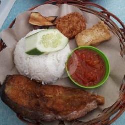 Patin Goreng Tepung Kremes Nasi Lalapan