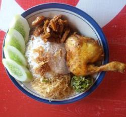 Nasi Uduk   Orek Tempe   Bihun   Ayam Goreng Dada   Sambal   Kerupuk