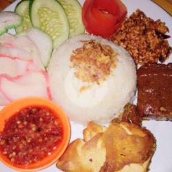 Nasi Uduk Komplit (uduk, Ayam, Semur, Orek Tempe, Sambal, Kerupuk)