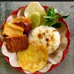 Nasi Telor Dadar   Tahu Tempe Sambal Geprek