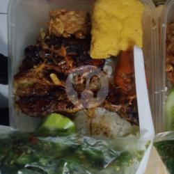 Paket Nasi Ayam Bakar   Tahu Tempe  Karedok Lenca Lalapan