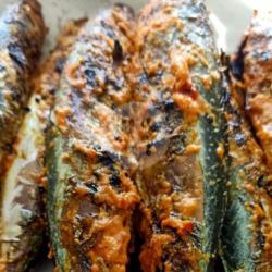 Nasi Bungkus Ikan Dencis Bakar