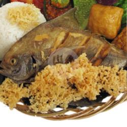 Nasi Timbel Bawal Laut Kremes