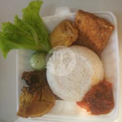 Paket Nasi   Ayam Goreng Tempe Goreng Tahu Goreng Sambal Lalapan