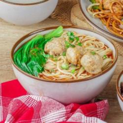 Mie Sup Pedas Dengan Bakso Babi (s)