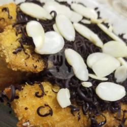 Pisang Goreng Kremes Lumer Coklat Susu Almond