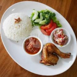 Lalapan Paha Ayam Goreng