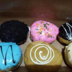 Donat Bomboloni Glaze 1/2 Lusin Dark Coklat, Banana, Alpukat,susu, Moccha, Strawberry