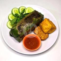 Nasi Bakar Ayam Pedas   Tempe Tahu Goreng