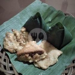 Nasi Uduk 2   Gorengan 3( Bakwan, Tahu, Tempe)