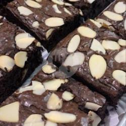 Brownies Almond Slice