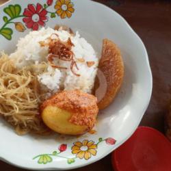 Nasi Uduk Bihun Kentang Semur Telur