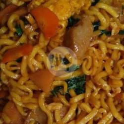 Mie Goreng Pedas (mie Telor)   Sosis   Teh Es   Kerupuk