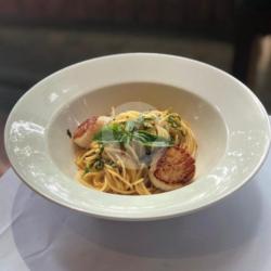 Seared Scallop Aglio Olio Spaghetti Garlic Confit, Chili