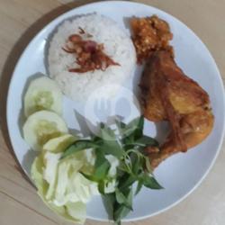 Nasi Uduk : Ayam Goreng.