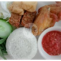 Lalapan Sayap Ayam Goreng   Nasi Putih