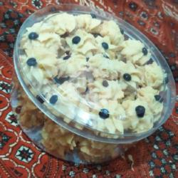 Kue Semprit Vanilla Toping Choco Chips