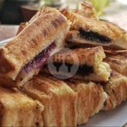 1 Roti Bakar Dengan Selai Blueberry Goldenfill