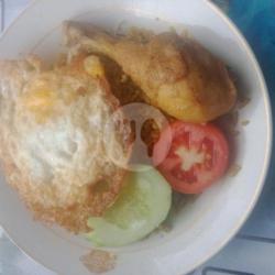 Nasi Goreng Kare Telor Ceplok Paha Ayam