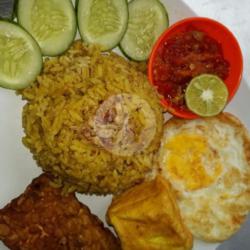 Nasi Kebuli Telor Ceplok Tahu Tempe Sambel Bajak Mineral Cup