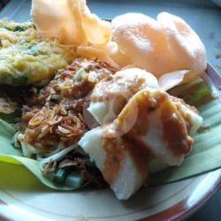 Pecel Lontong Telur