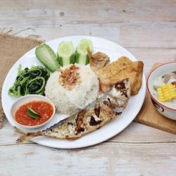 Sego Tempong Ikan Laut Goreng