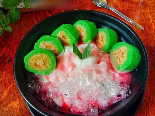 Es Banana Gulung Ijo Intan, Birobuli Perempatan Depan WOK