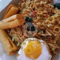 Mie Padeh Sosis Telur