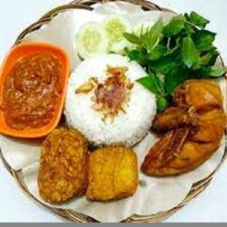 Ayam Kremes Tempe Nasi Uduk