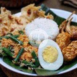 Nasi  Urap     Telor  Bulat   .  Tahu  Tempe     Peyek     Es  Teh