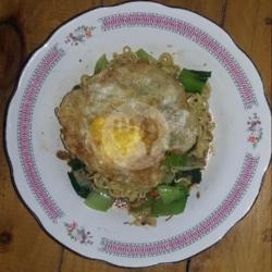 Indomie / Mie Instant (pilihan Goreng Atau Kuah) Pakai Sayur (seasonal Vegetables) Dan Telur