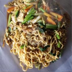 Mie Atom Goreng Telur   Sayur. Non Halal