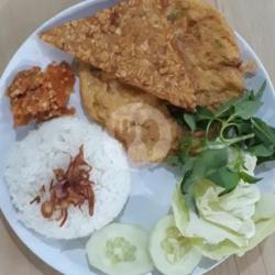 Nasi Uduk :telor Tempe Goreng.