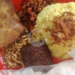 Nasi Kuning Ayam Goreng Semur