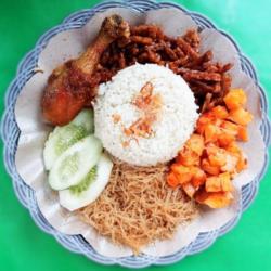 Nasi Uduk Ayam Goreng Bihun Tempe Orek Kentang Balado