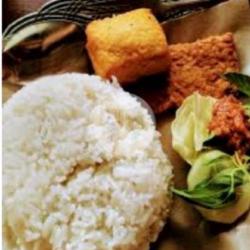 Paket 7  ( Nasi  , Pindang Tongkol Goreng, ,tumis Kangkung, Tahu Tempe, Sambal Lalap, Kerupuk) Free Teh Tawar Panas