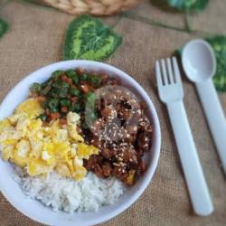 Chicken Crispy With Black Pepper Sauce On Rice Bowl