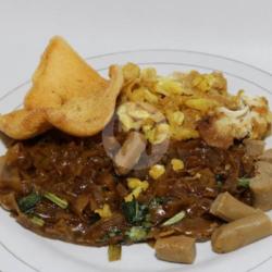 Kwetiau Goreng Ayam Sosis Bakso Telor