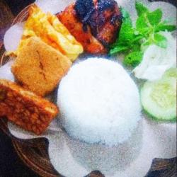 Tepong   Telur   Tempe Tahu   Nasi   Sambel Lalapan