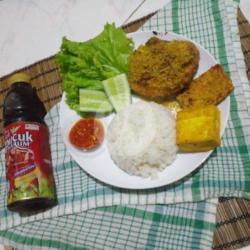 Pahe Ayam Serundeng Nasi Teh Botol Pucuk Tahu Tempe Sambel  Lalapan