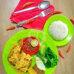 Ayam Kremes Spesial   Nasi