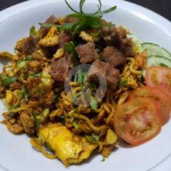 Mie Goreng Special Plus Beef Burger