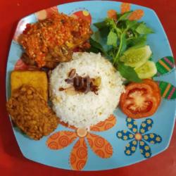 Nasi Uduk Ayam Geprek Maknyosss Plus Tempe Tahu