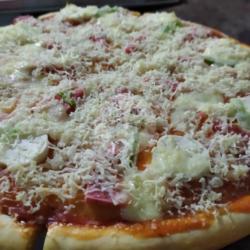 Pizza 3 Topping Xtra Keju Parut. Sosis Ayam, Bakso Ikan, Dan Smokebeef