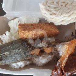 Ikan Lele Segar Goreng   Nasi   Minum Teh