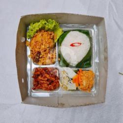 Box Kotak: Nasi   Ayam   Urap Sayur   Tumis Sayur