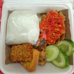 Ayam Gemprek Nasi Tahu Tempe Lalapan