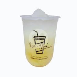 Nge-drink Lemon Yakult