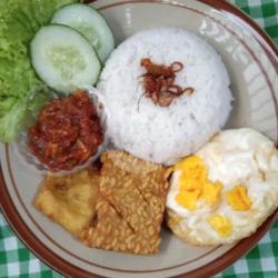 Nasi Uduk Lalapan Telor Ceplok